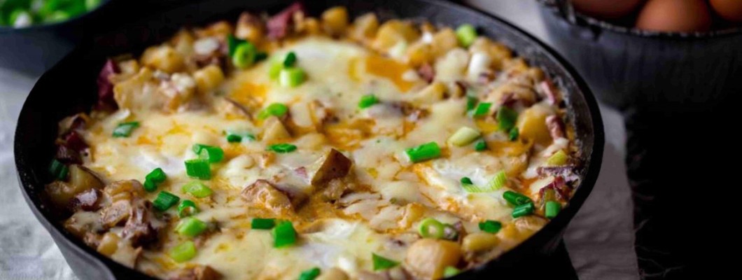 Gebakken rundvlees met eieren en cheddar